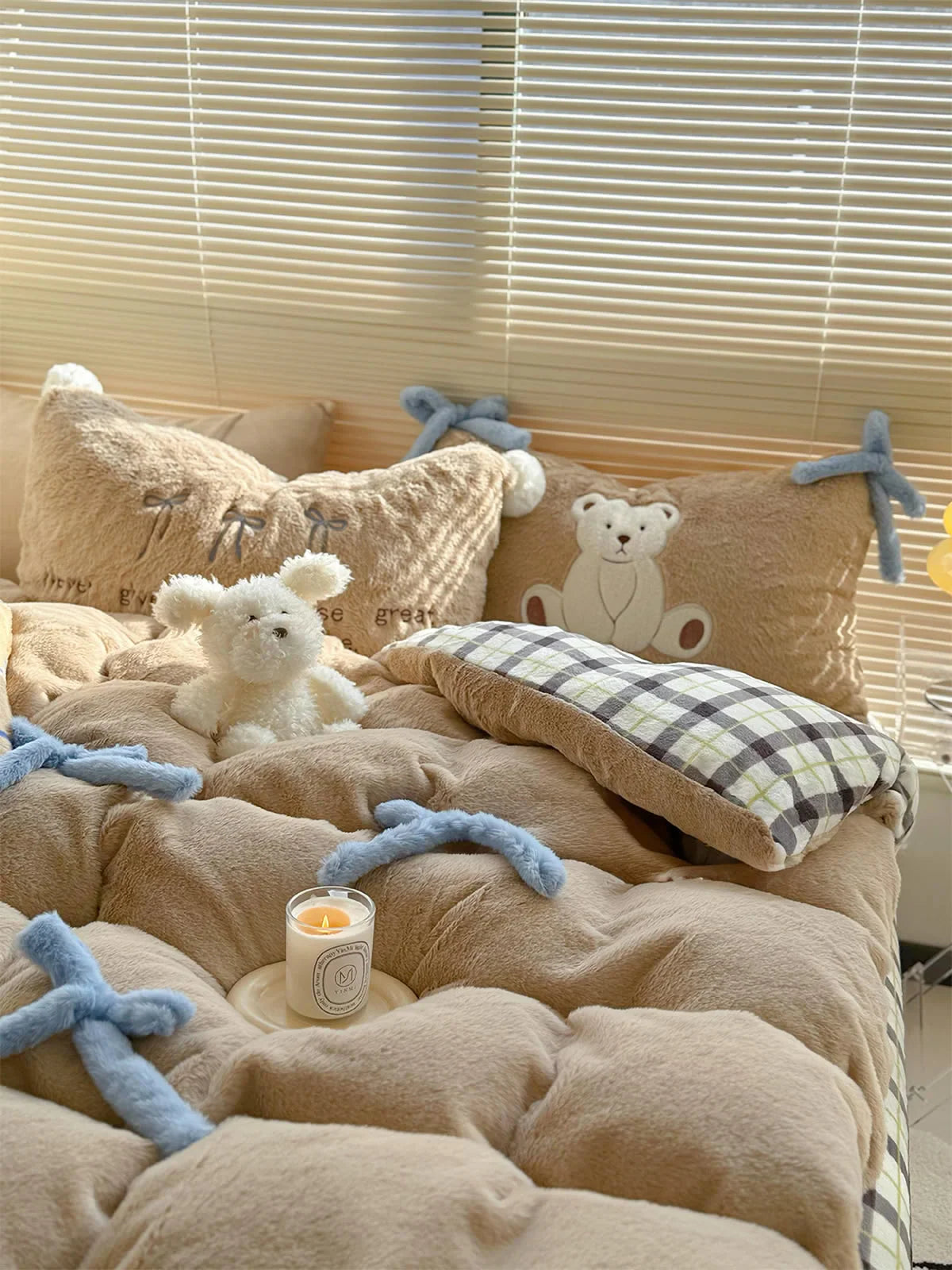 Cloud-Like Plush Tufted Bowknot Fleece Bedding Set