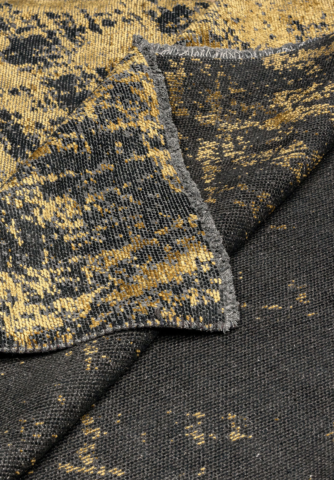 Nostalgia Matte Black - Gold Rug