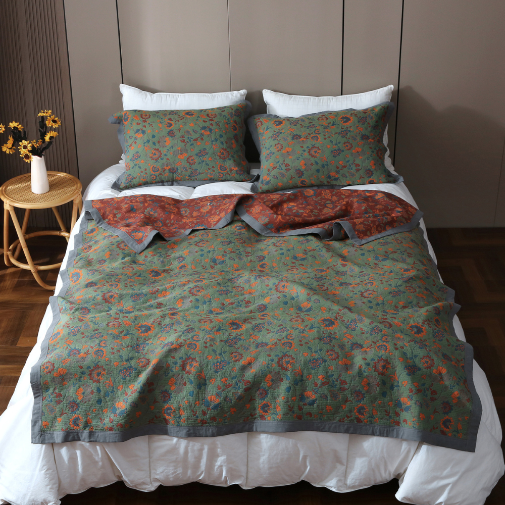 Steppdecke mit Retro-Blumenmuster