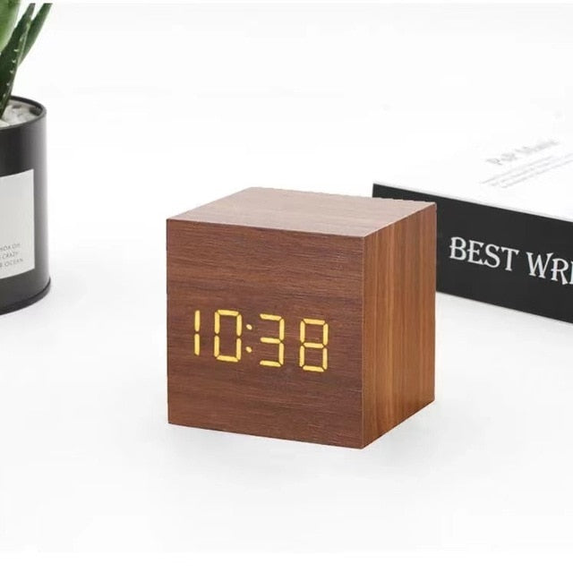 Horloge numérique au design chaleureux en bois