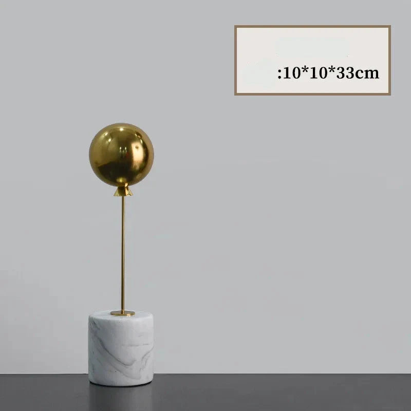 Ornements en métal avec base en marbre et ballon