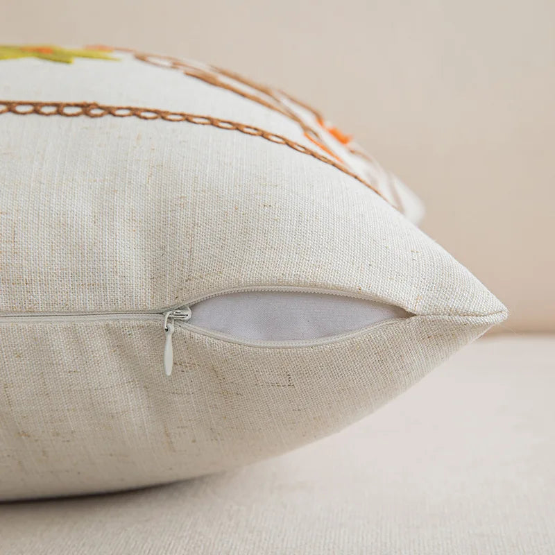 Kissenbezug mit Blumenranken-Stickerei