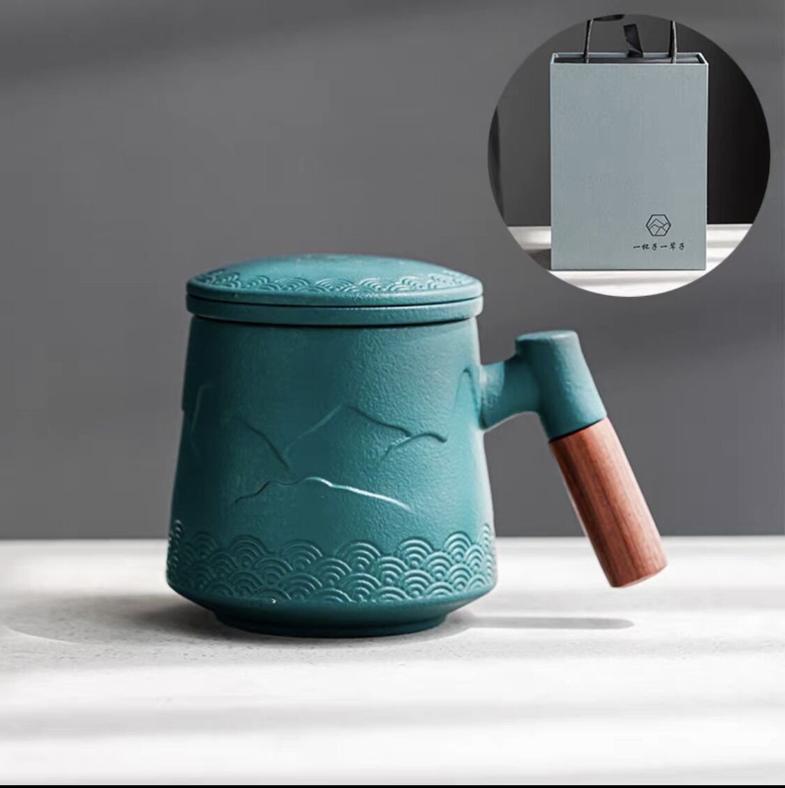 Teetasse aus Keramik mit Teesieb und Deckel