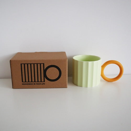 Kaffeetasse mit nordischem Wellpappen-Design