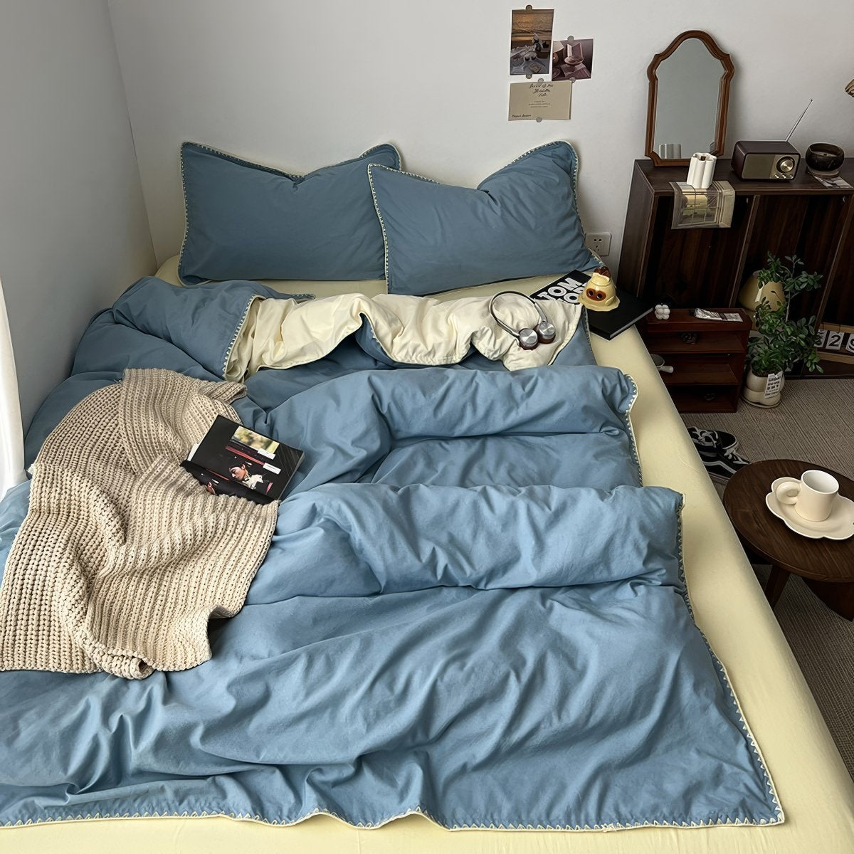 Minimalistisches Bettwäscheset mit genähten Kanten in Salbeiblau