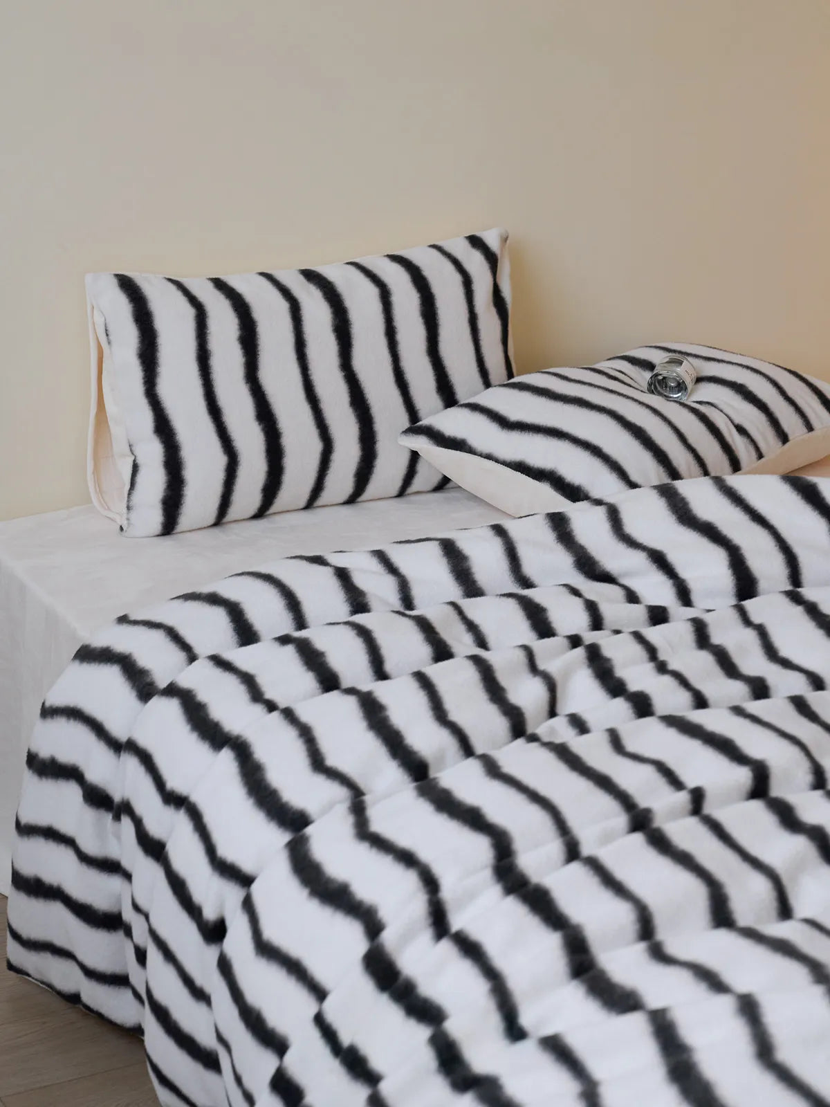 Plush Wavy Striped Flannel Fleece Bedding Set