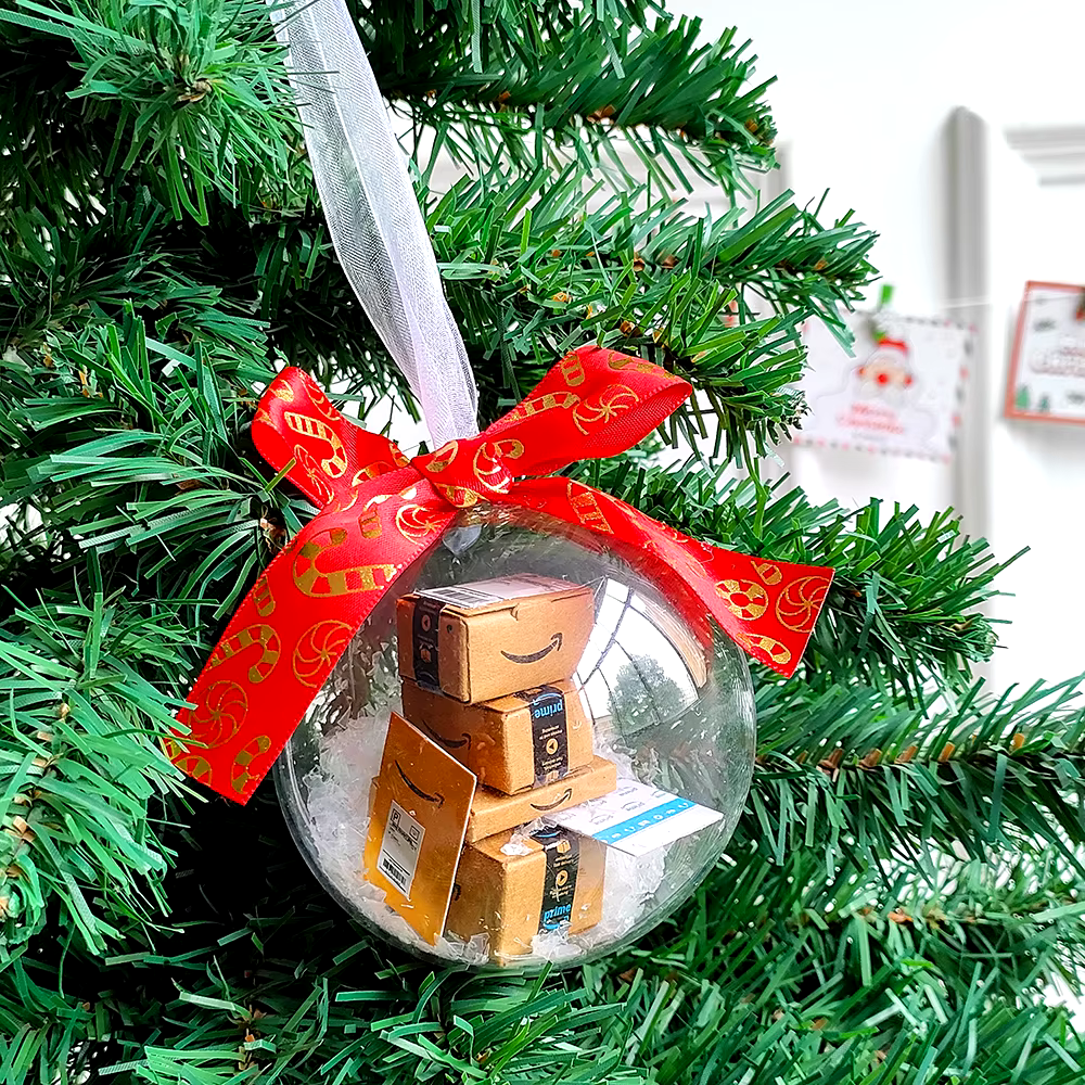 Boule de Noël en forme de cadeau