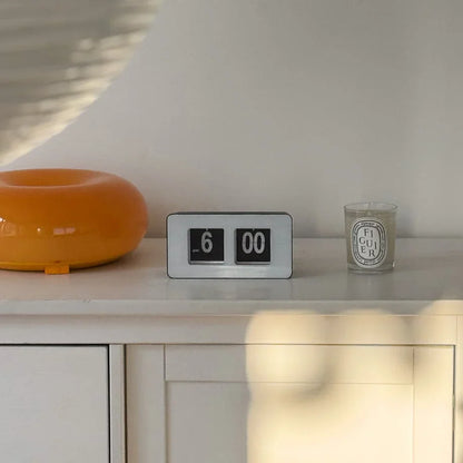 Minimalist Retro Automatic Flip Table Clock