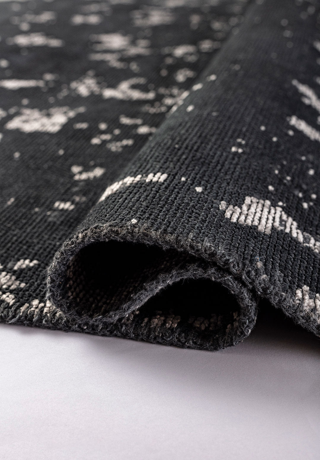 Verona Light Grey - Matte Black Rug
