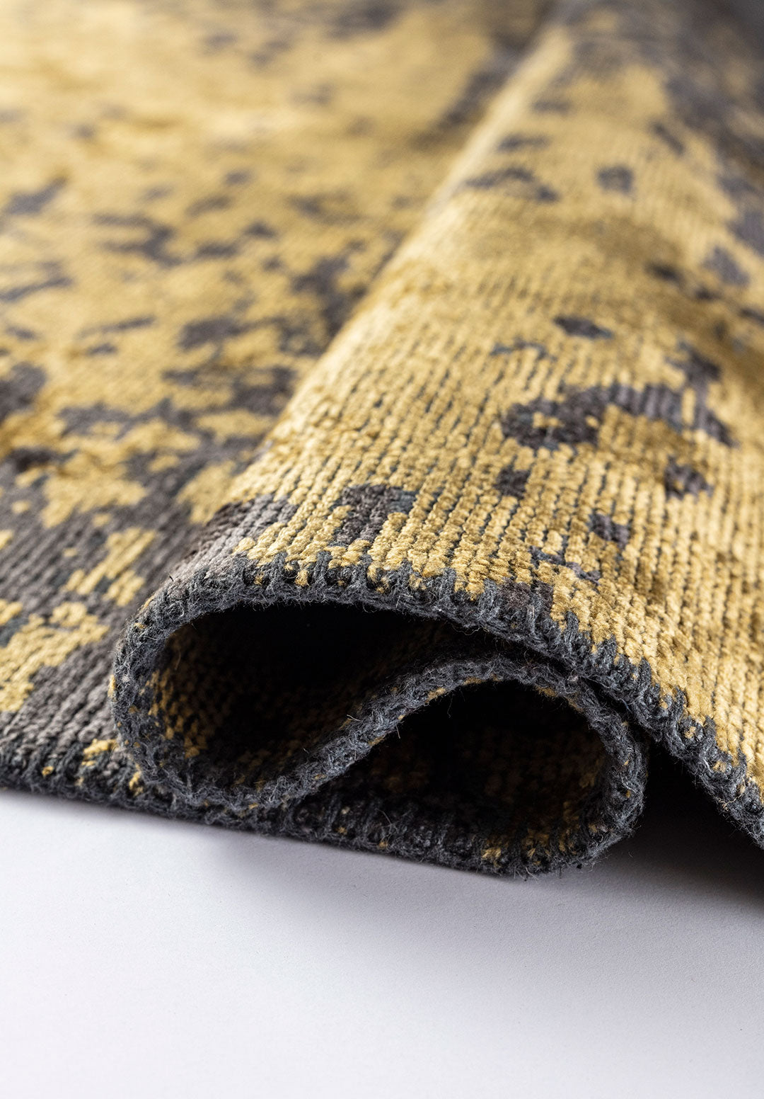 Milan Anthracite - Gold Rug