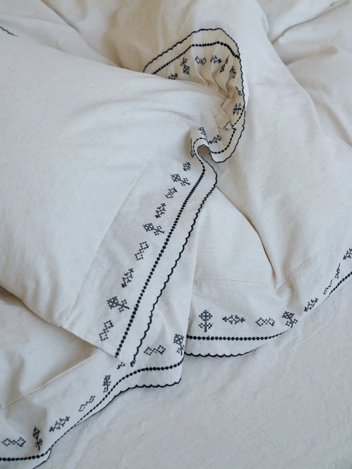 Textured Embroidered Ruffle Linen Bedding Set