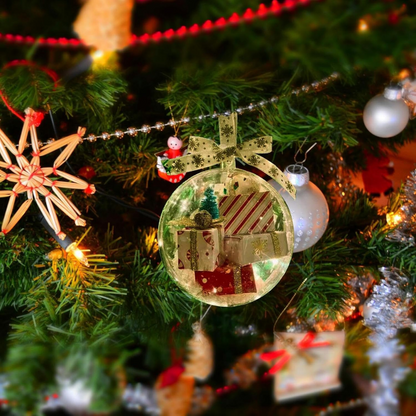 Boule de Noël en forme de cadeau