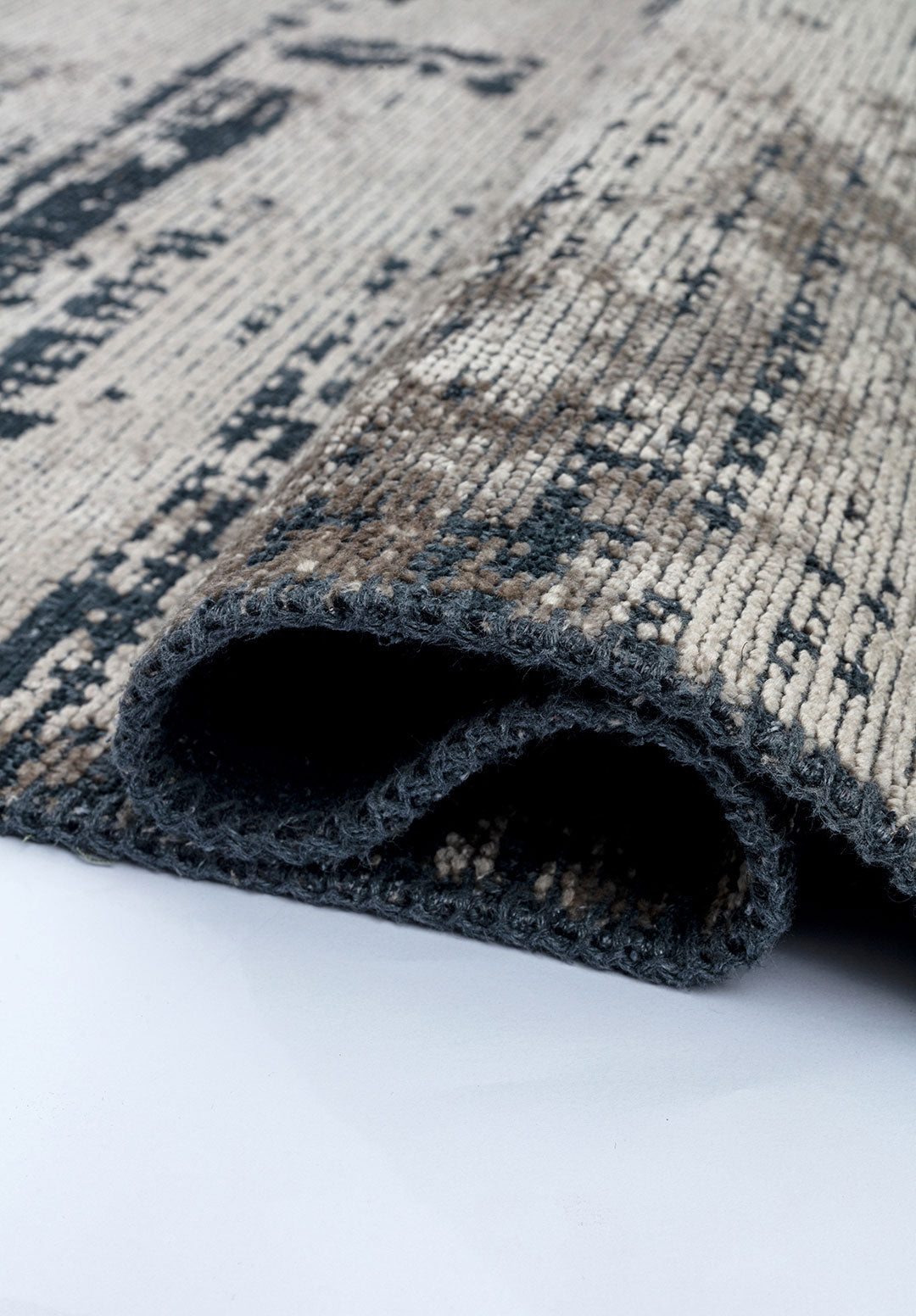 Space Beige - Matte Black Rug