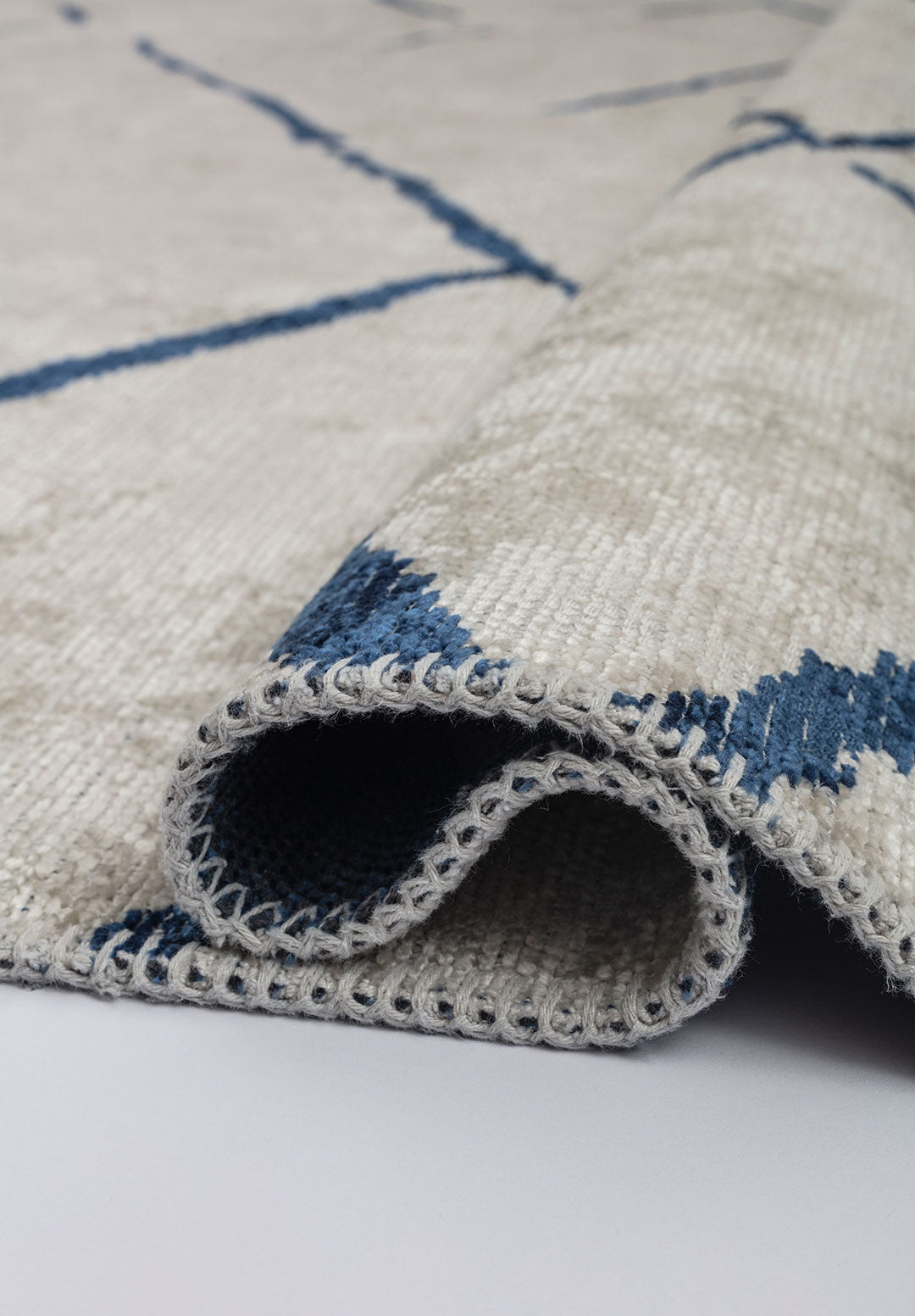 Wave Navy Blue - White Rug
