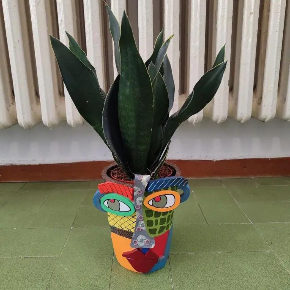 Pflanzgefäß mit abstraktem Gesicht