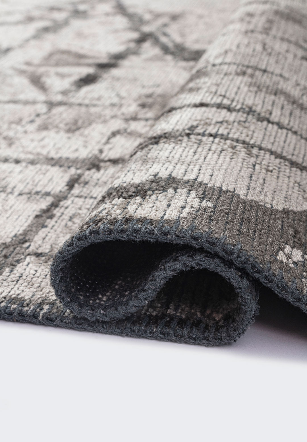 Crack Anthracite - Cream Rug
