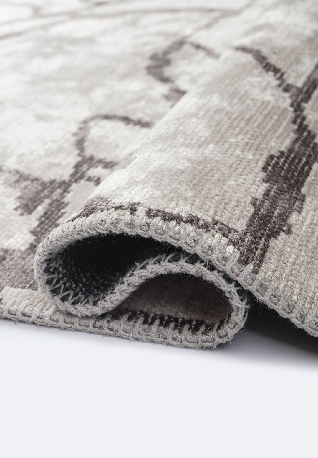 Flaw Dark Grey - White Rug
