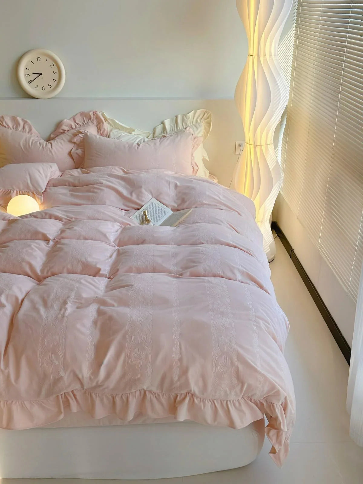 Plush Ruffled Jacquard Velvet Bedding Set