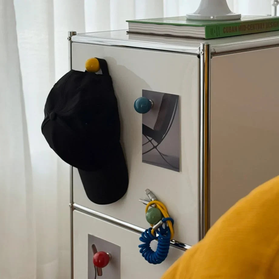 Smooth Ball-Shaped Magnetic Hooks