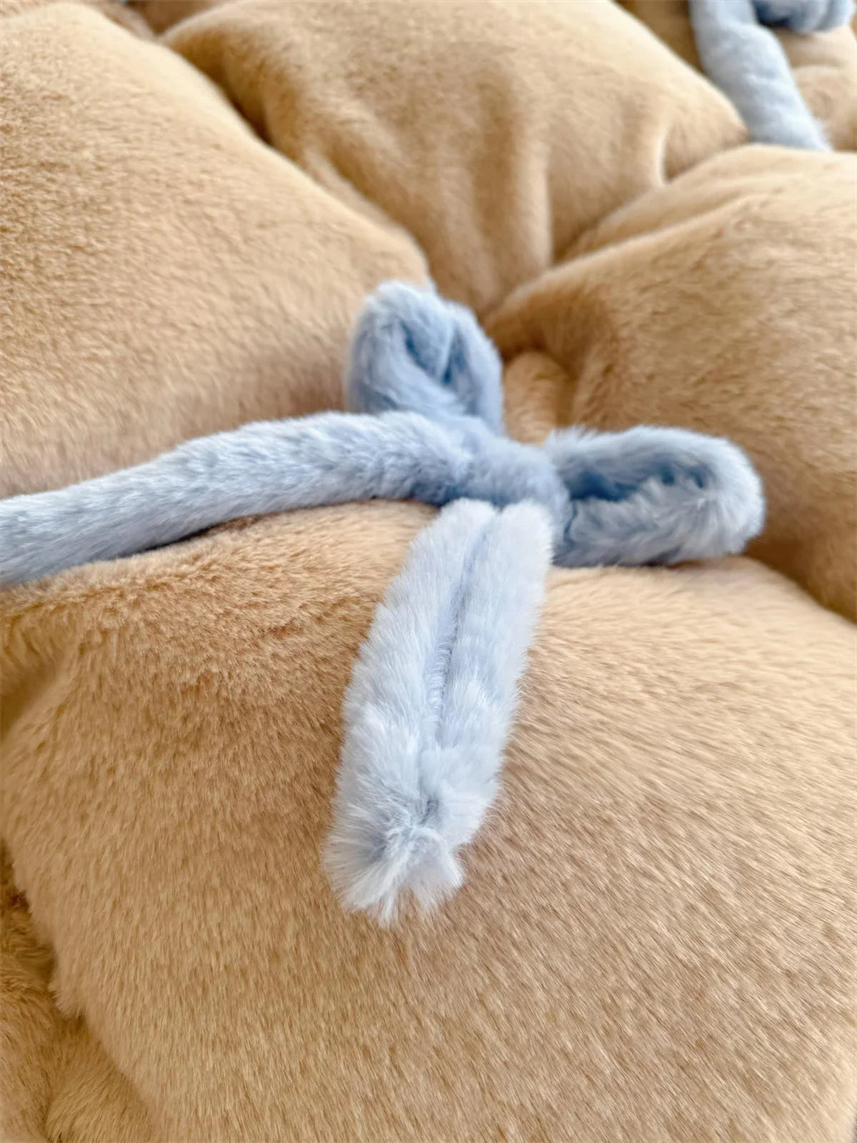 Cloud-Like Plush Tufted Bowknot Fleece Bedding Set