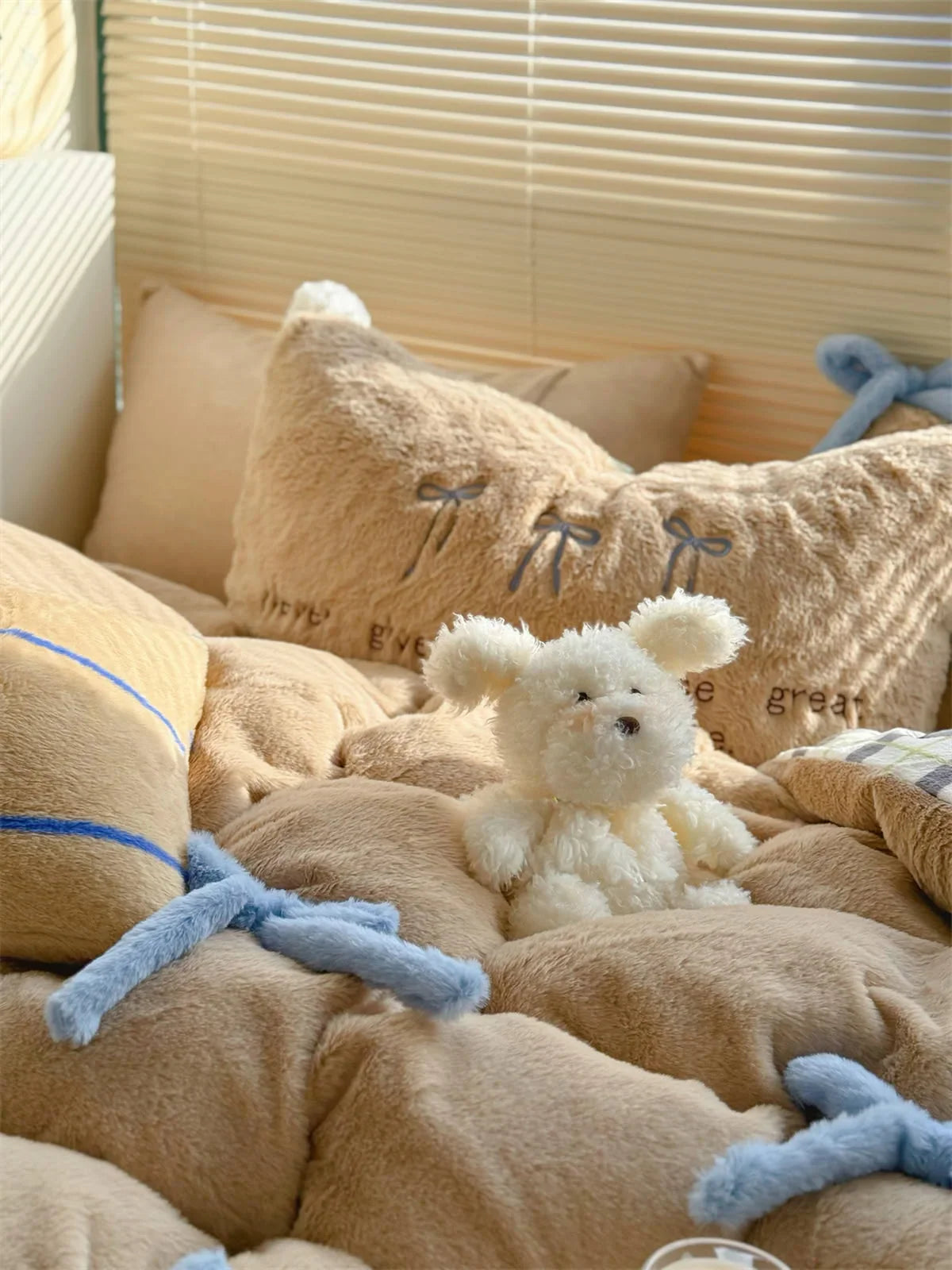 Cloud-Like Plush Tufted Bowknot Fleece Bedding Set