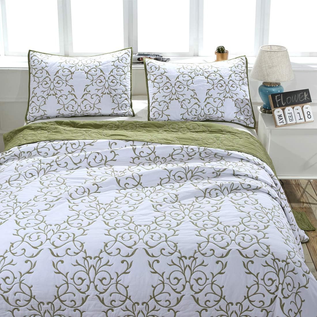 Embroidered Vines Quilt Set