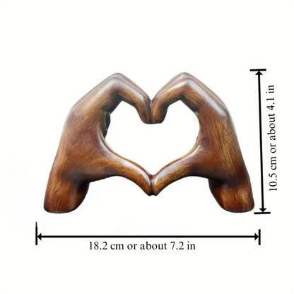 Statue mit Herzgeste