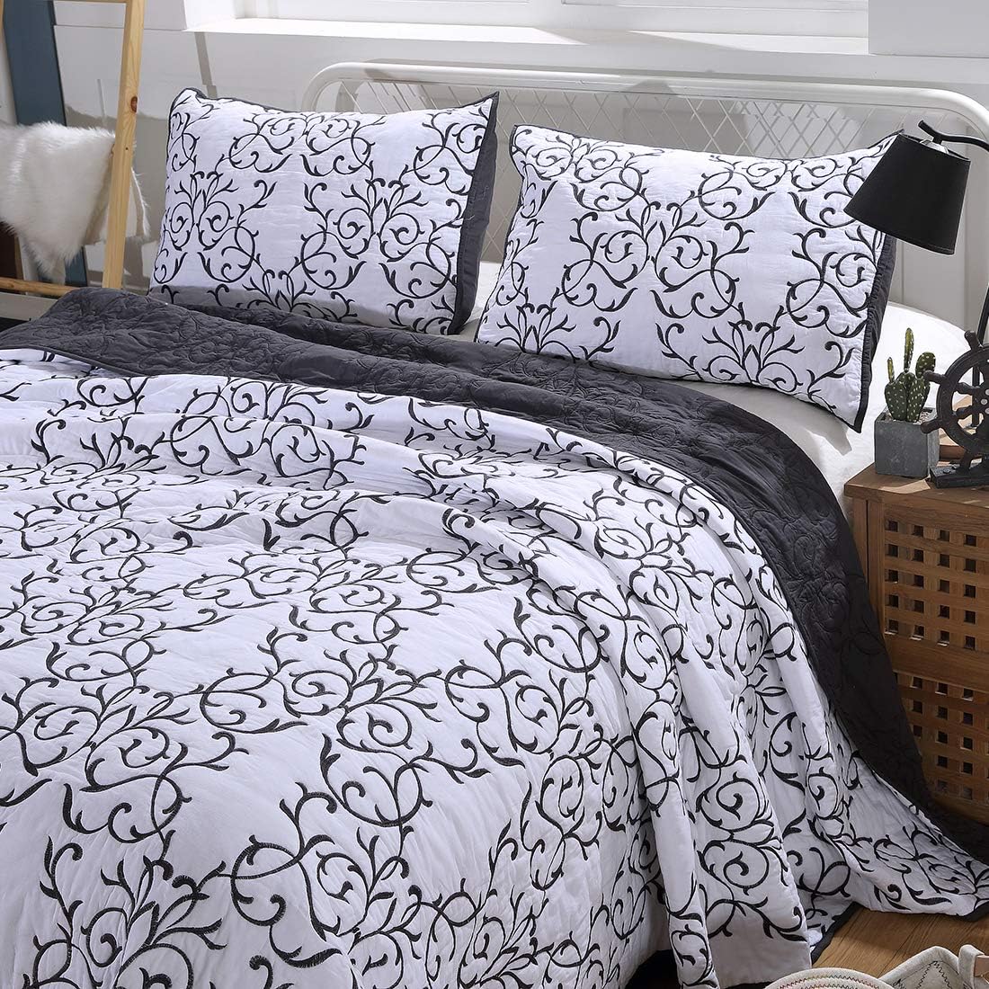 Embroidered Vines Quilt Set