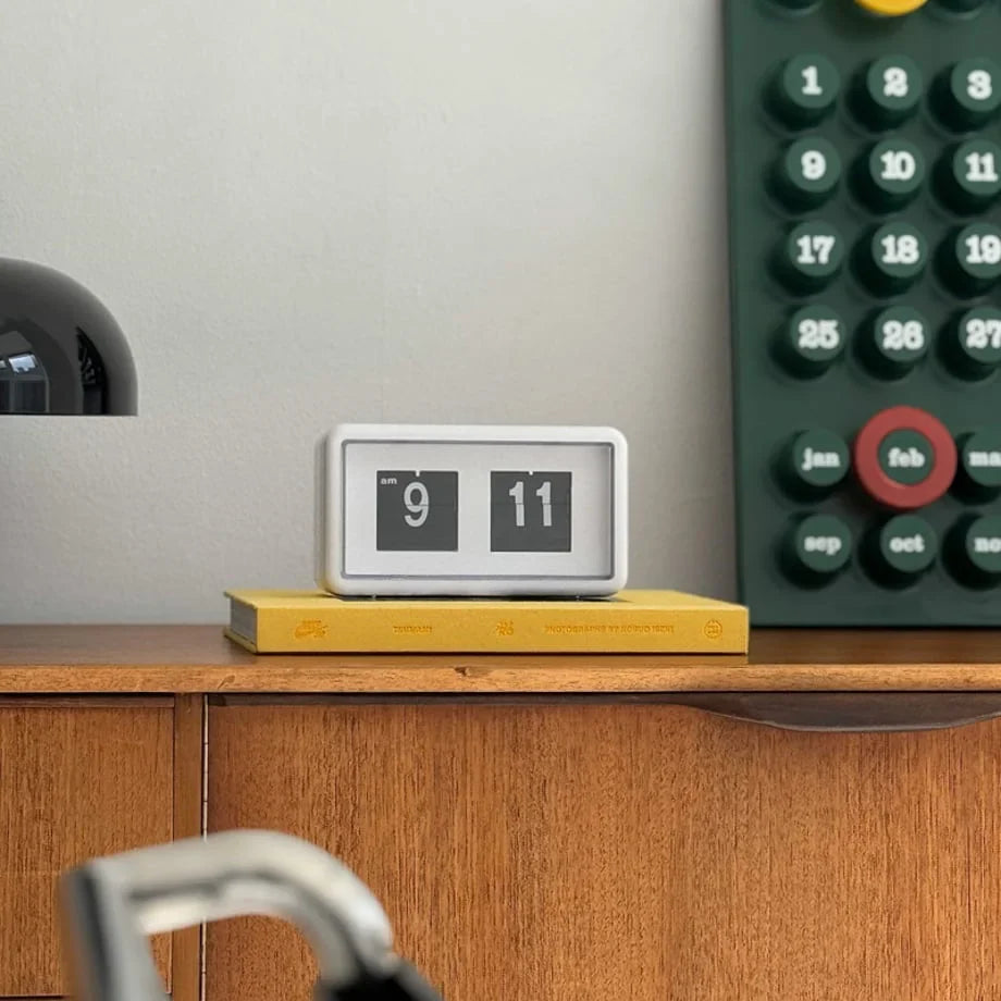 Minimalist Retro Auto Flip Table Clock for Desk & Shelf