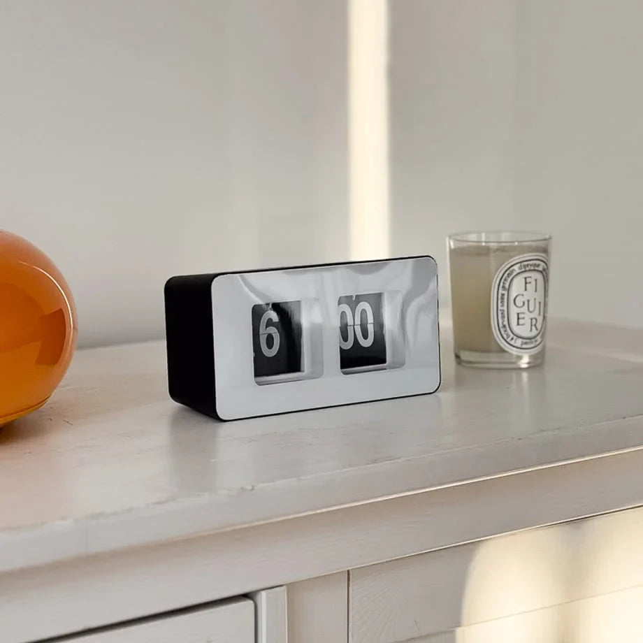 Minimalist Retro Automatic Flip Table Clock
