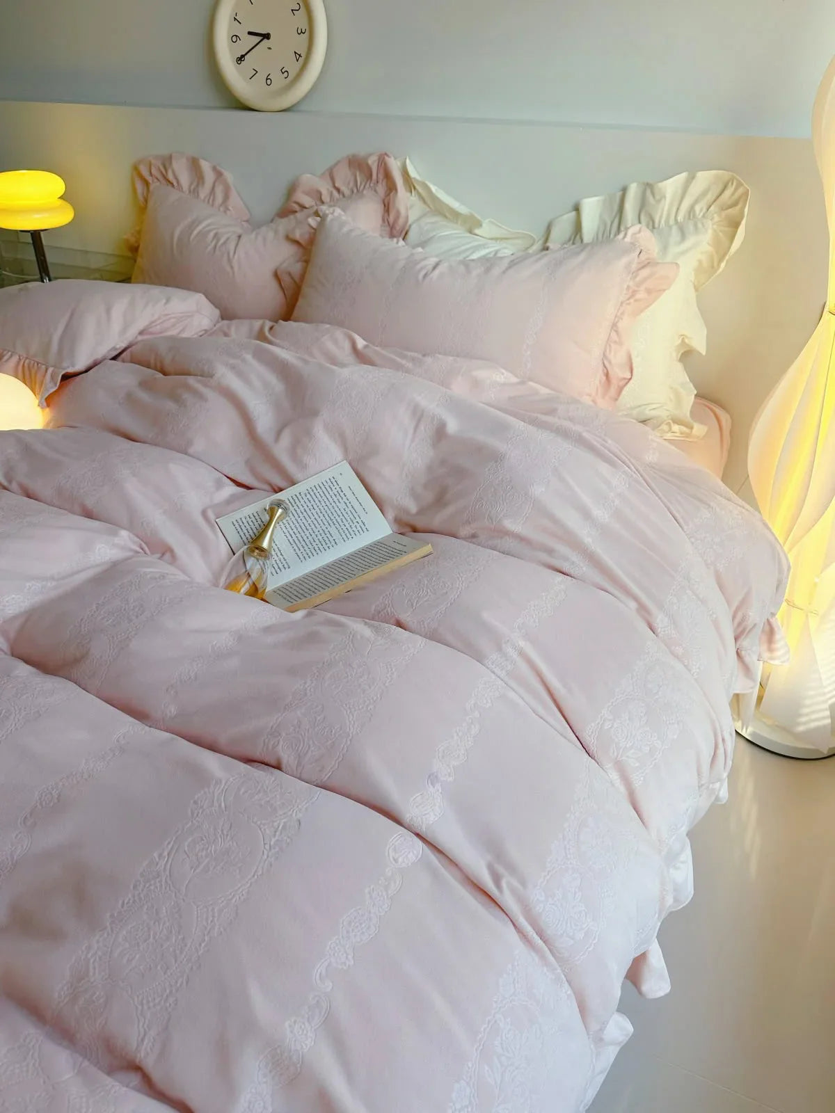 Plush Ruffled Jacquard Velvet Bedding Set