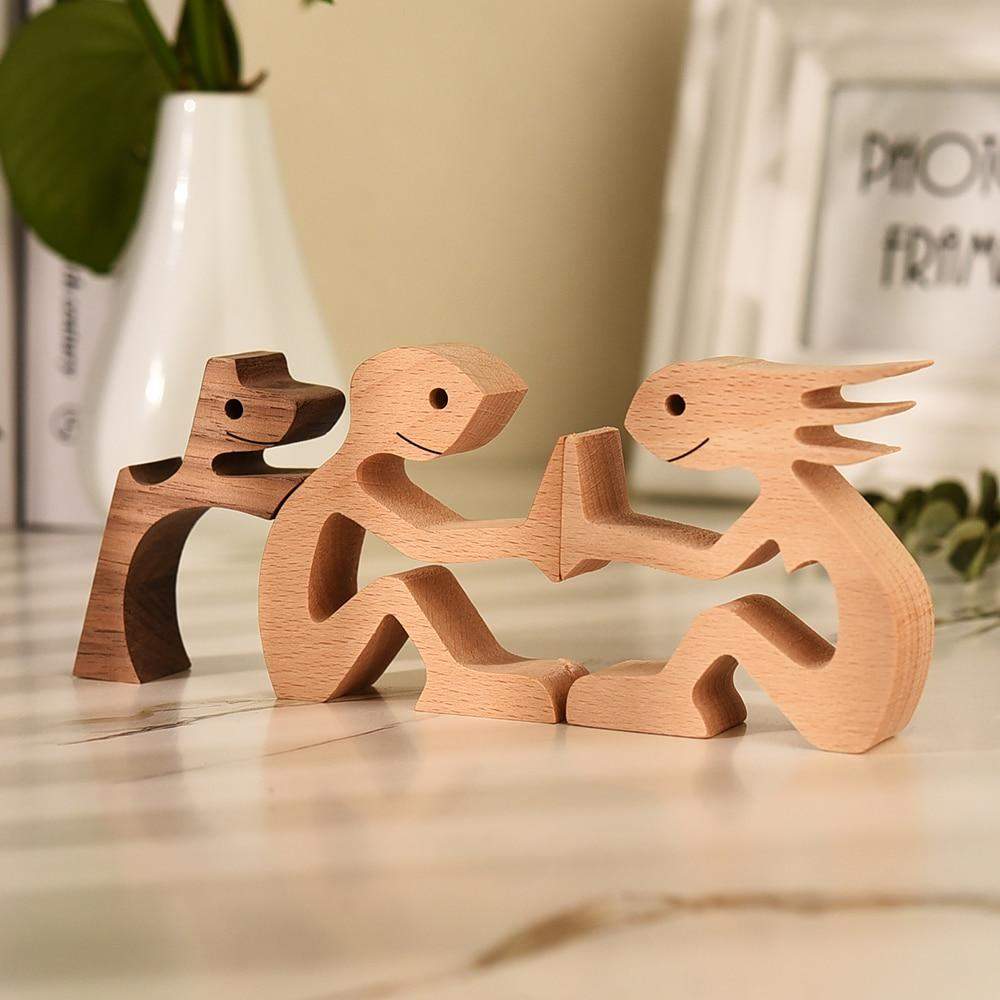 Figuras artesanales de madera de una familia de mascotas