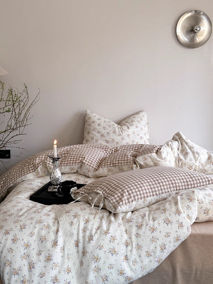 Bettwäsche-Set mit Blumenmuster und Karomuster