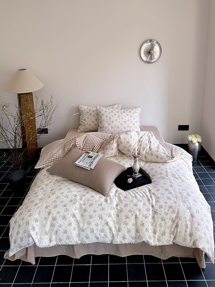 Bettwäsche-Set mit Blumenmuster und Karomuster