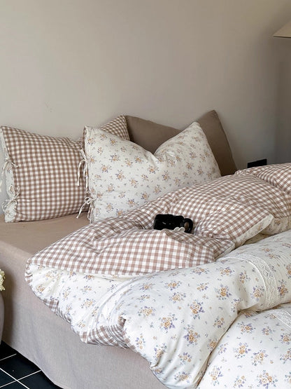 Bettwäsche-Set mit Blumenmuster und Karomuster