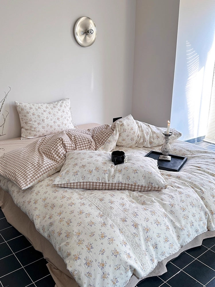 Bettwäsche-Set mit Blumenmuster und Karomuster