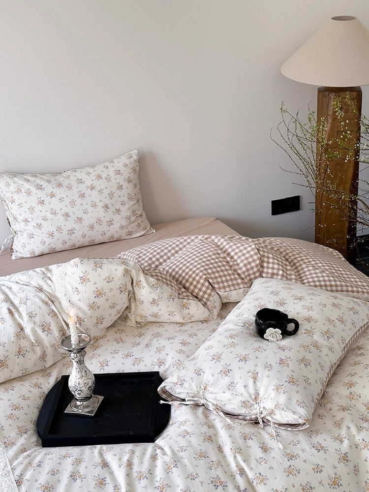 Bettwäsche-Set mit Blumenmuster und Karomuster