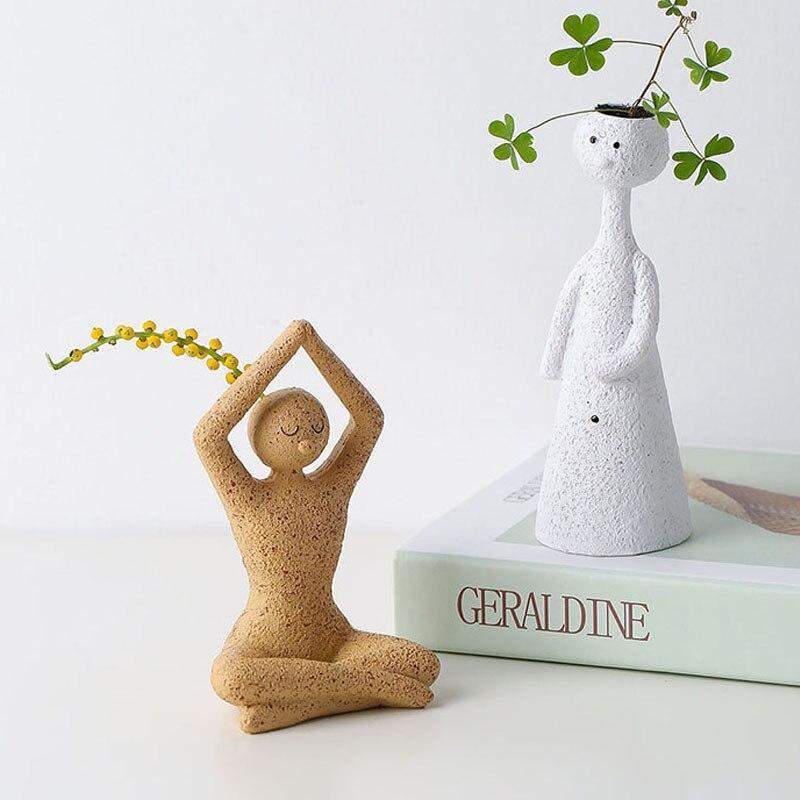 Vase de figurines miniatures de personnages abstraits