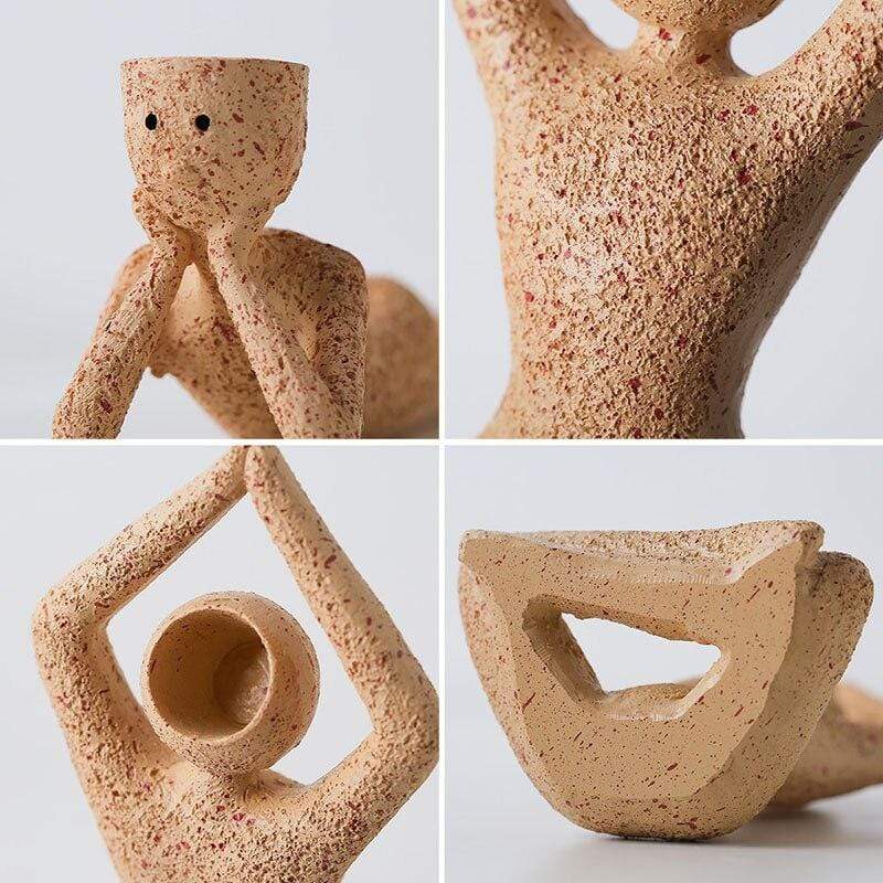 Vaso di figurine in miniatura con caratteri astratti