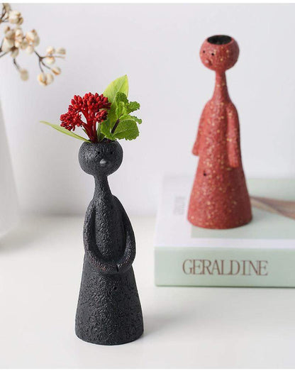 Vase de figurines miniatures de personnages abstraits