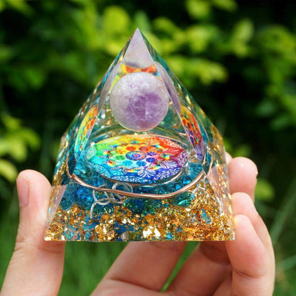 Sfera di cristallo di ametista con piramide di orgone di quarzo blu