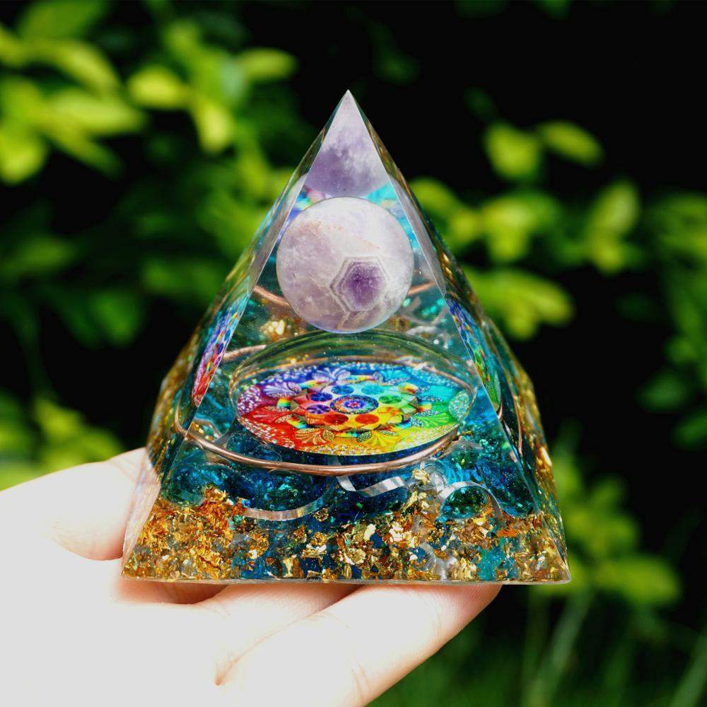 Amethyst-Kristallkugel mit blauer Quarz-Orgon-Pyramide