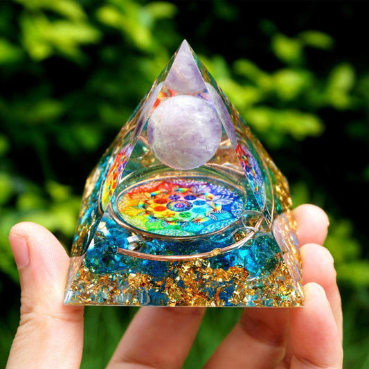 Sphère de cristal d’améthyste avec pyramide d’orgone de quartz bleu