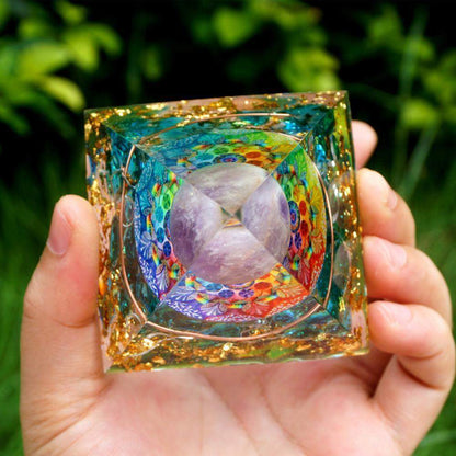 Sphère de cristal d’améthyste avec pyramide d’orgone de quartz bleu