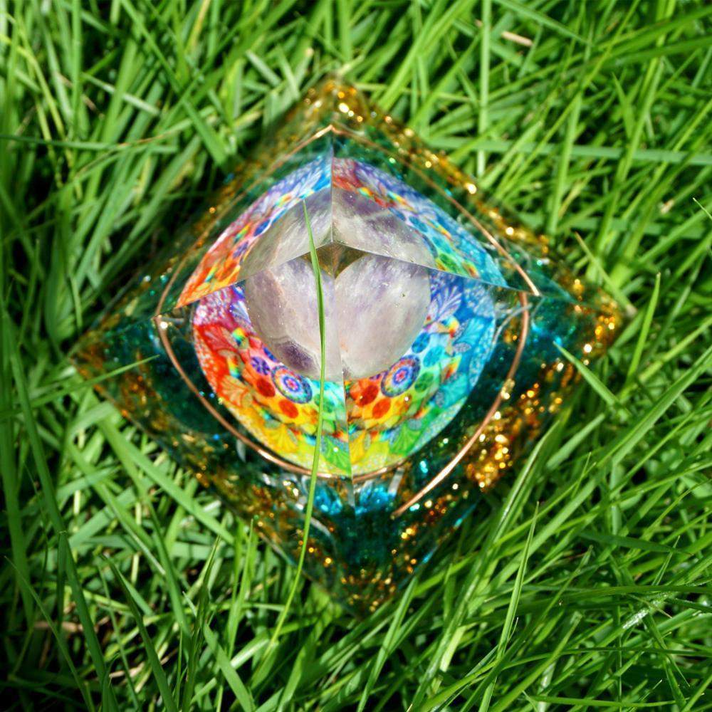 Sphère de cristal d’améthyste avec pyramide d’orgone de quartz bleu