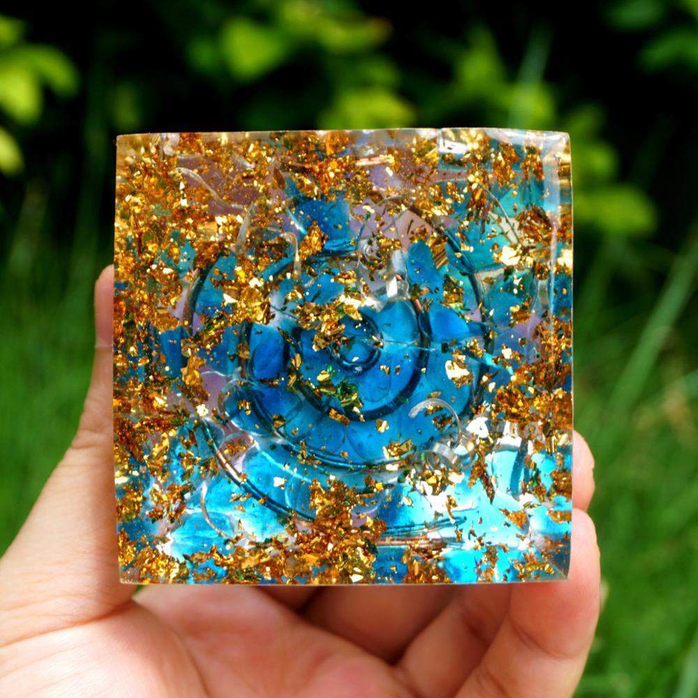 Sphère de cristal d’améthyste avec pyramide d’orgone de quartz bleu