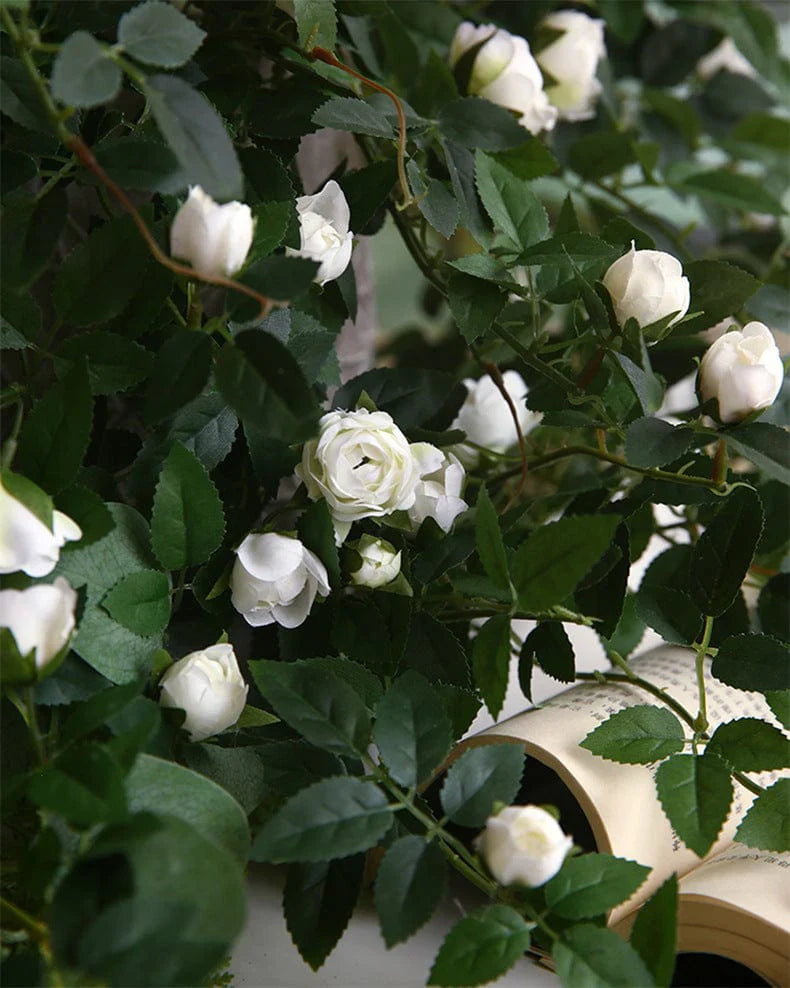 Bouton de petites roses artificielles