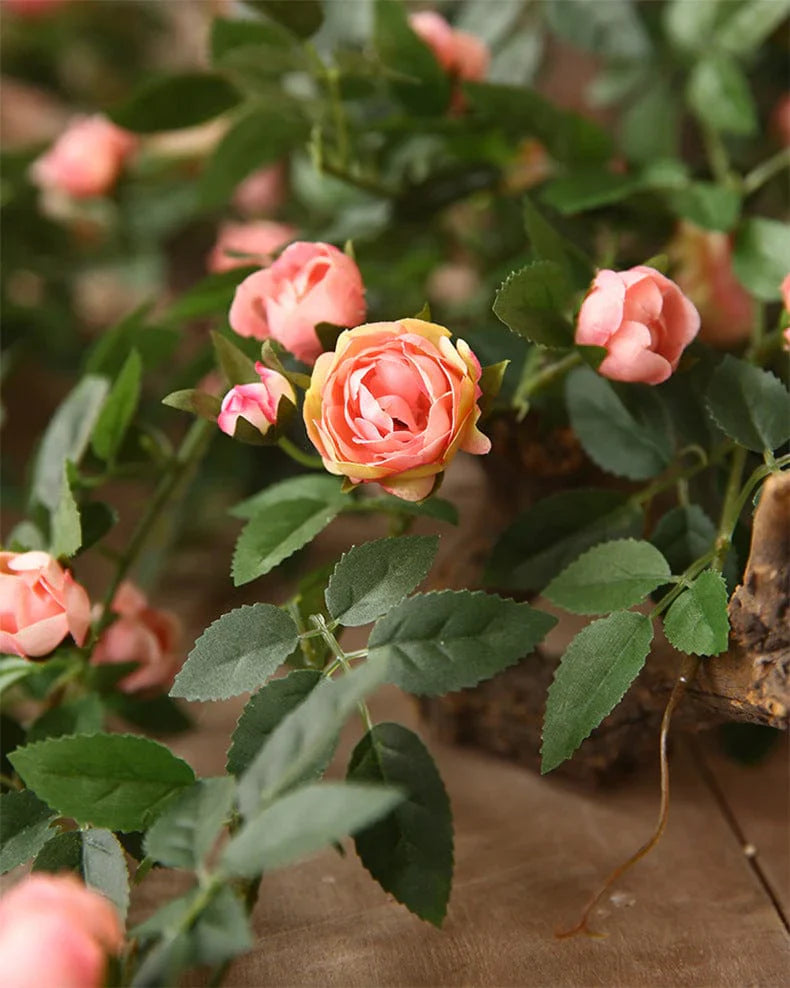 Bouton de petites roses artificielles