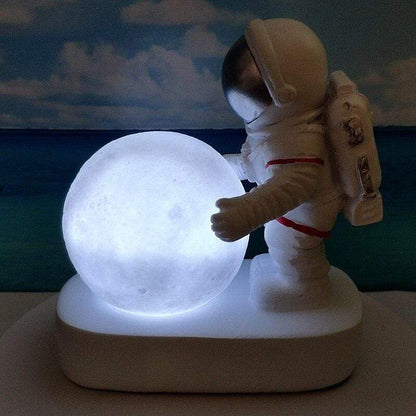 Astronauta na luz noturna da lua