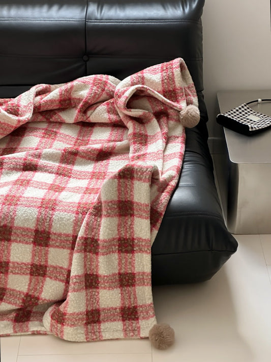 Retro-Decke mit rotem Karomuster